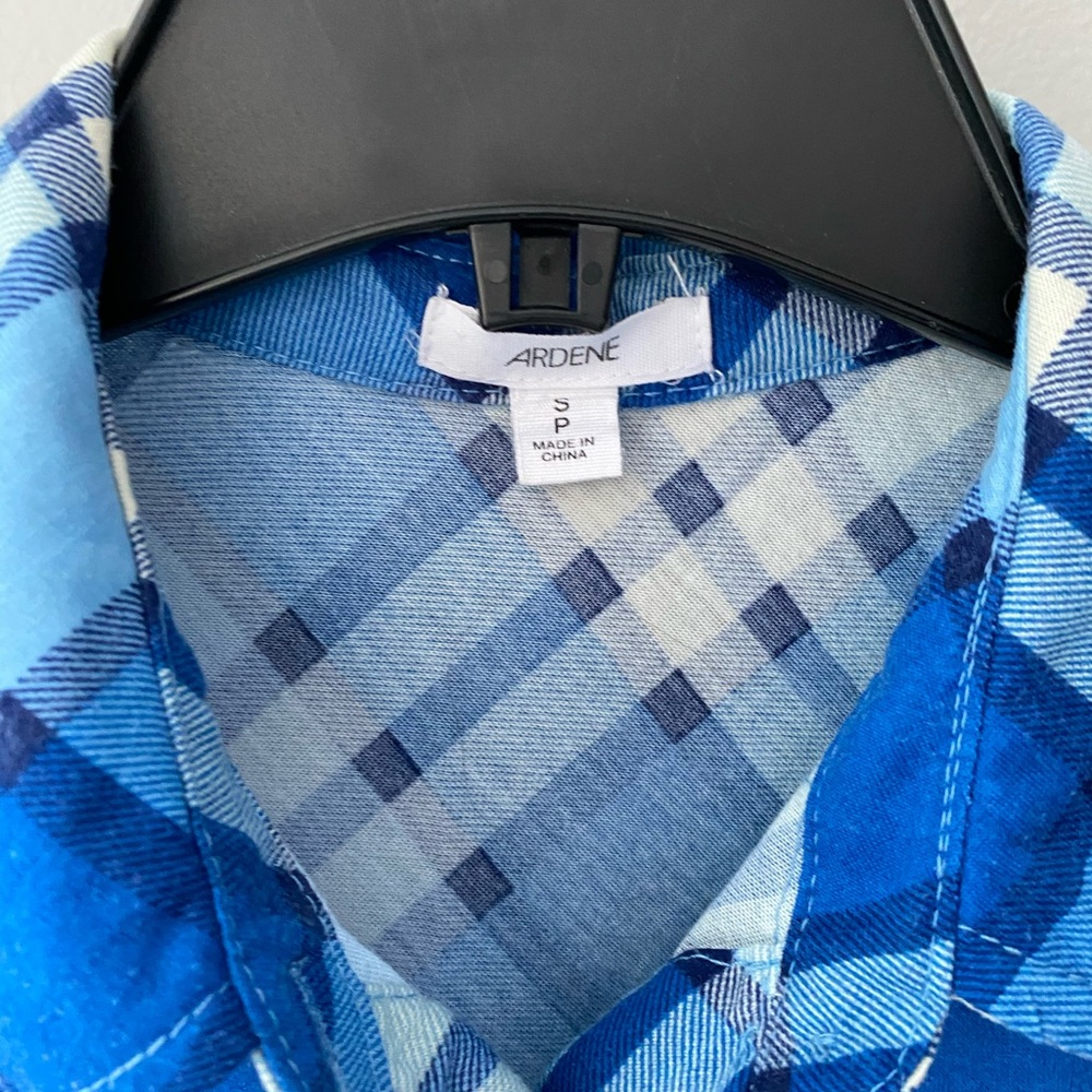 Ardene • 2tone blue button down sleeveless shirt - Picture 4 of 7